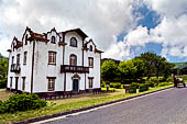 Azzorre, Isola di San Miguel - Escursione a Sete Cidades. Casa Grande nel villaggio di Sete Cidades, Casa degli eredi di Caetano de Andrade, ricco aristocratico e politico locale. 